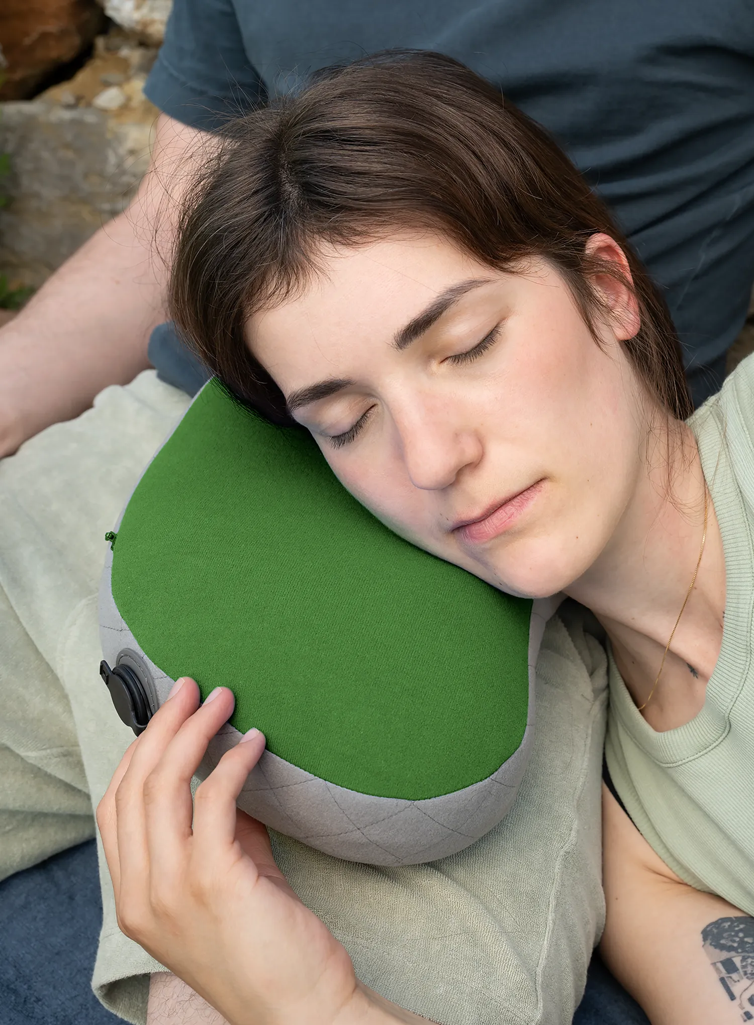 Pripučiama pagalvė Cocoon Air-Core Pack Pillow - fresh olive/grey