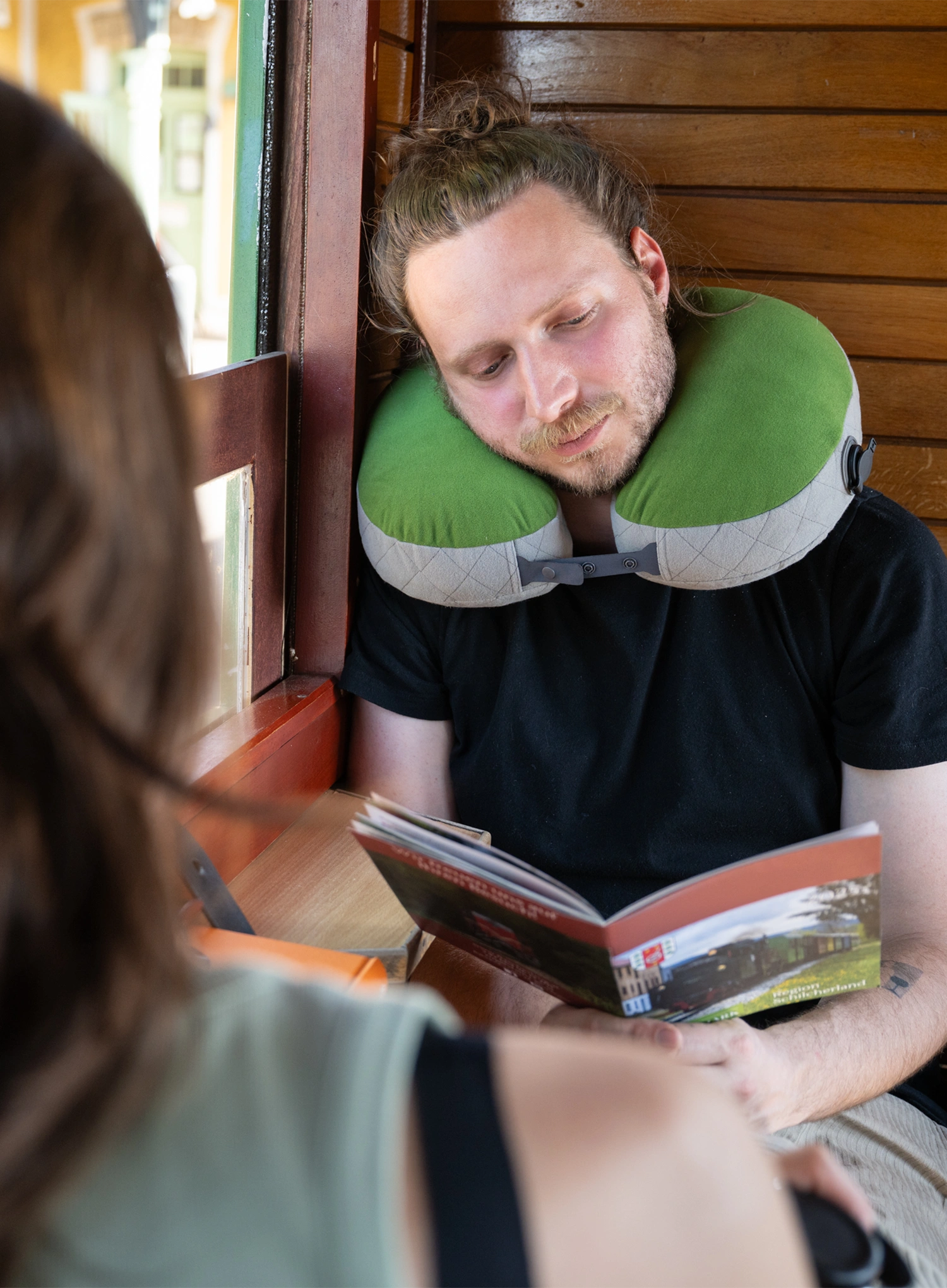 Pagalvė Cocoon U-Shaped Down Neck Pillow - fresh olive/grey