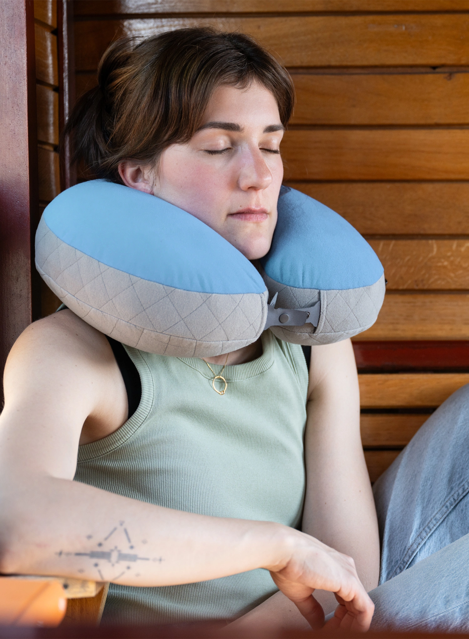 Pagalvė Cocoon U-Shaped Neck Pillow - light blue/grey