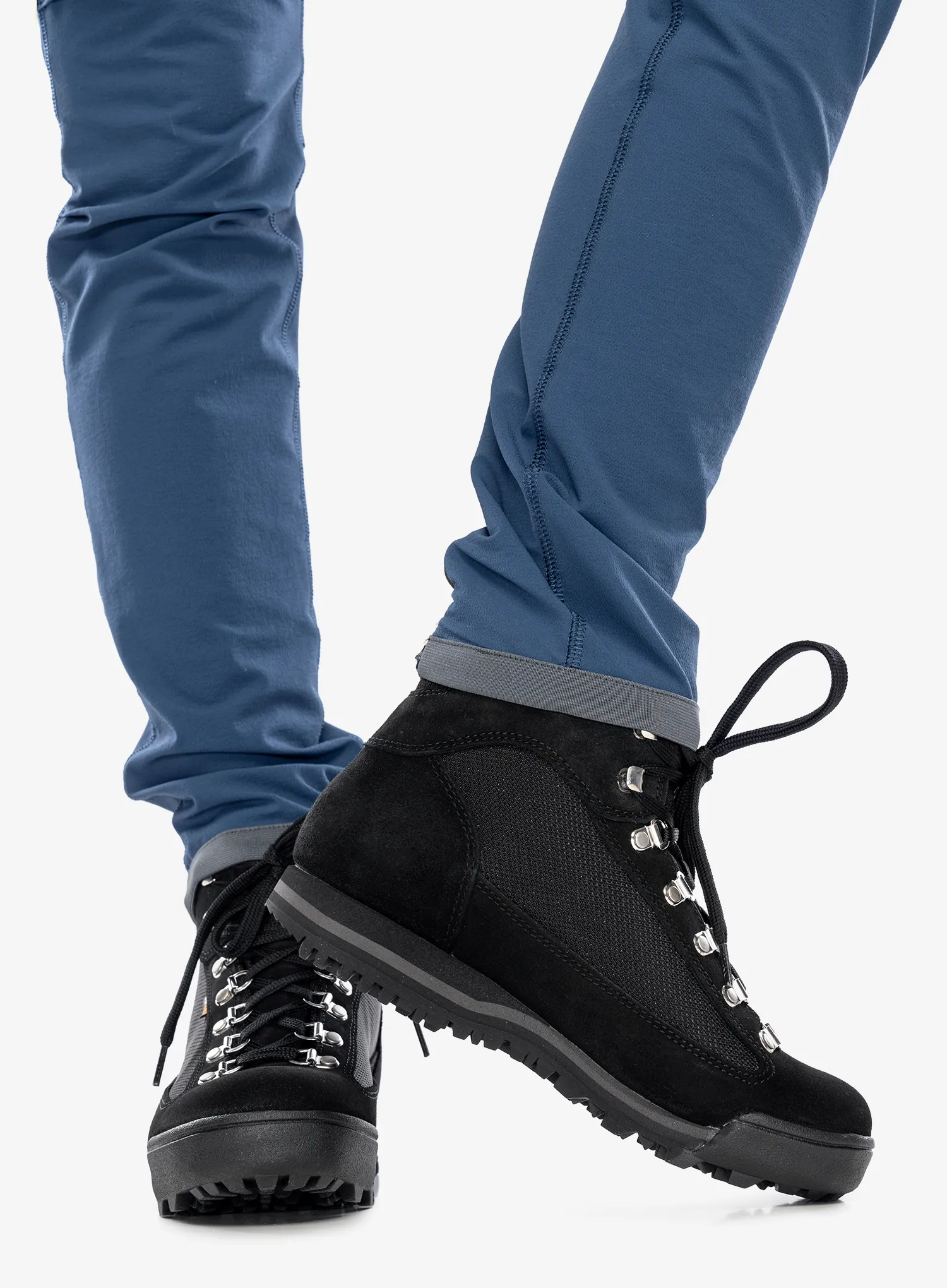 Žygio batai moterims AKU Ultra Light GTX - black/black