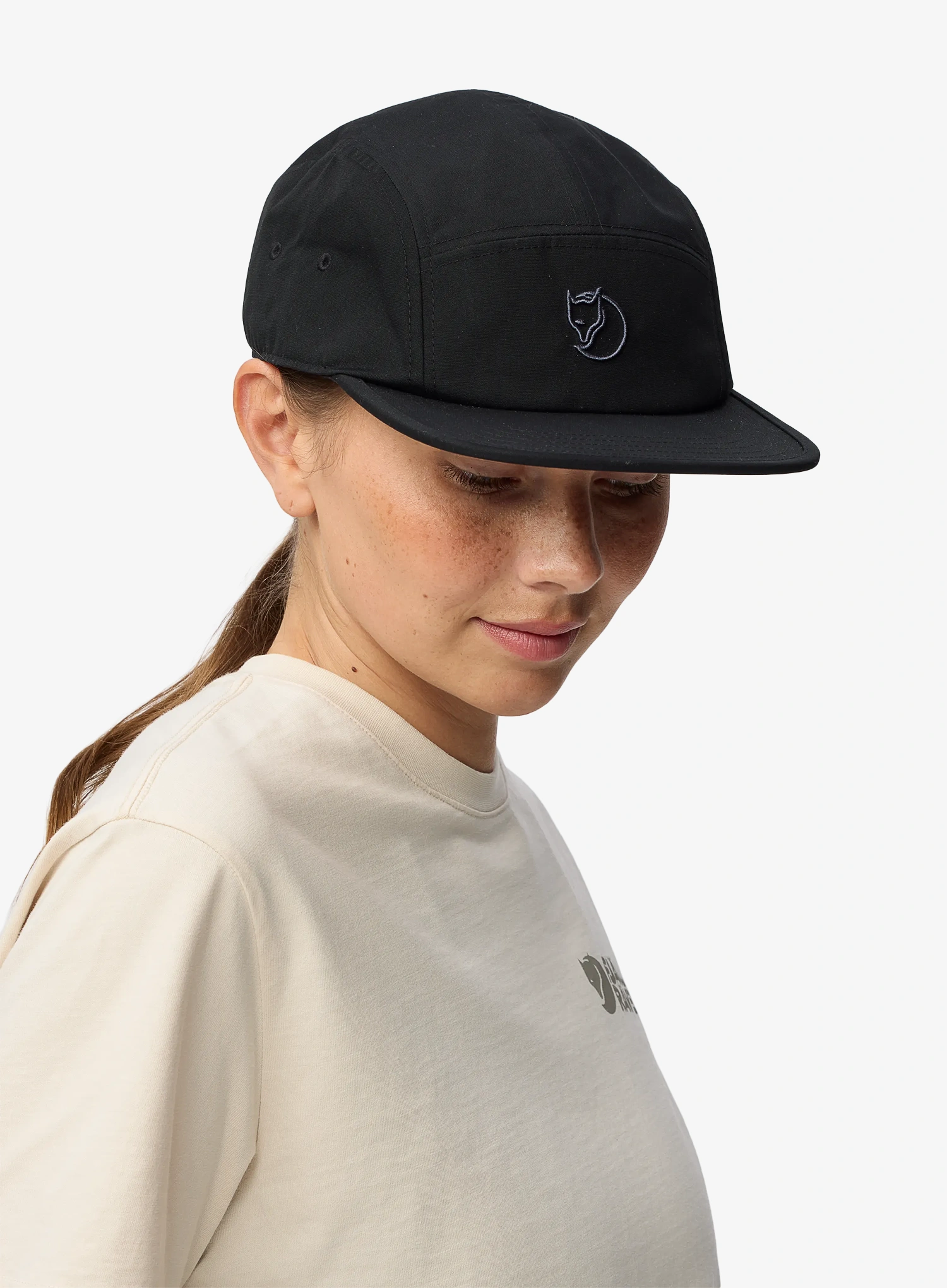 Kepurė su snapeliu Fjallraven Fjallraven Flat Brim Cap - black