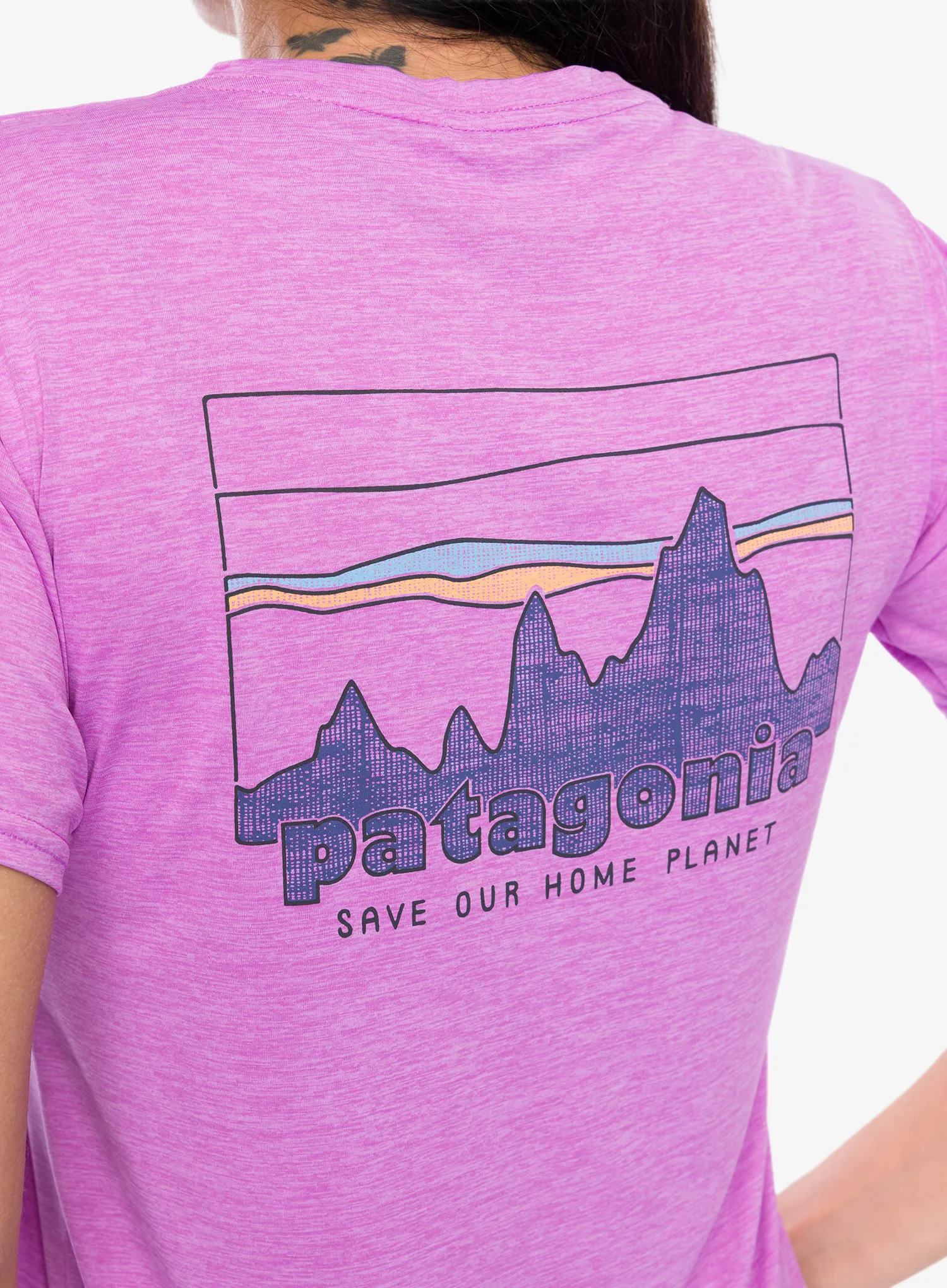 Moteriški marškinėliai su spaudiniu Patagonia Cap Cool Daily Graphic Shirt - 73 skyline/brisk purple x-dye