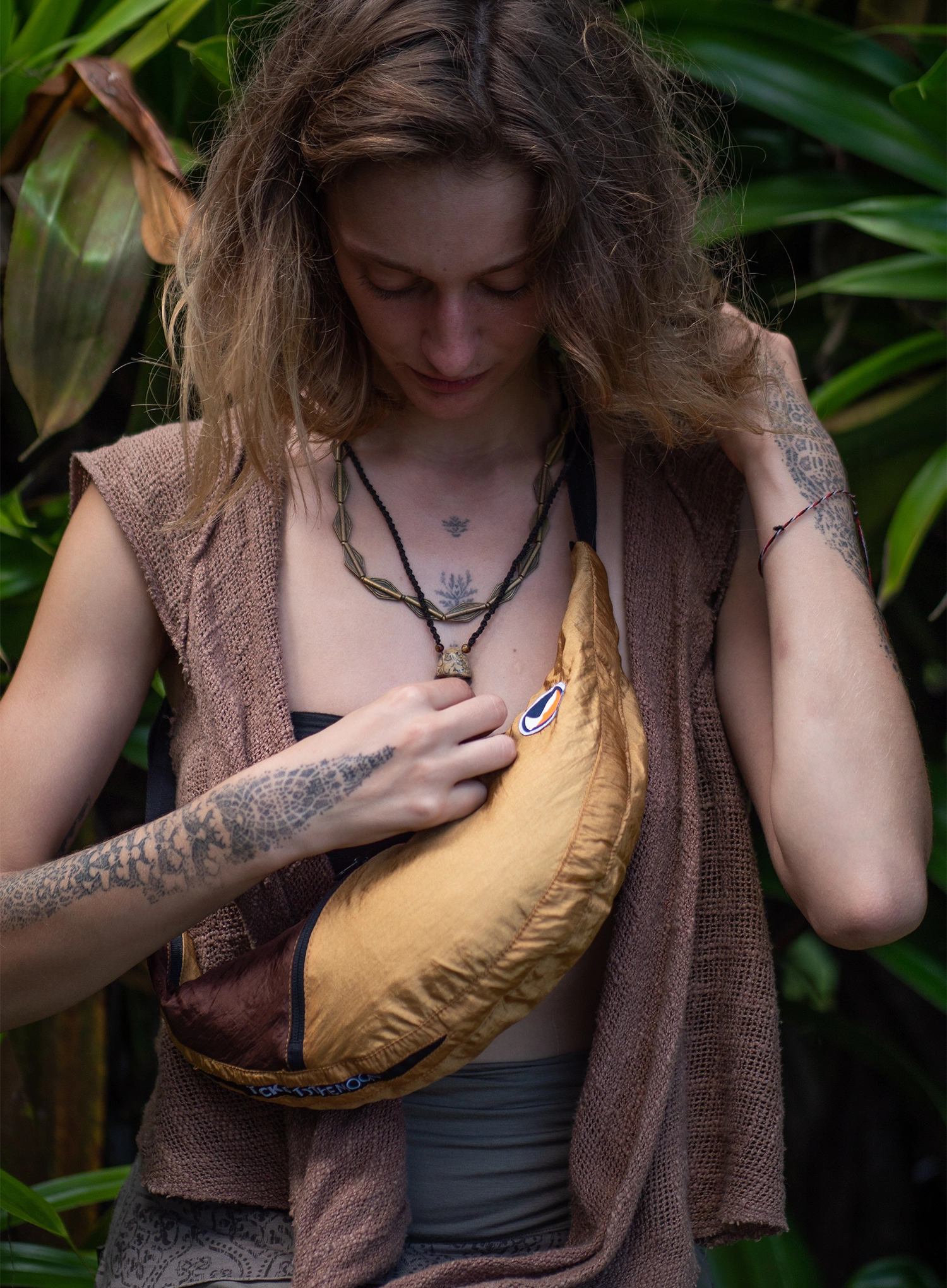 Krepšys Ticket To The Moon Upcycled Sling Bag - sand/chocolate